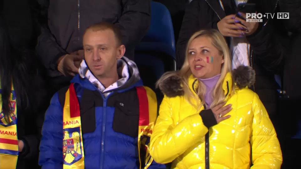 Atmosferă incredibilă pe stadionul din Vaduz. Peste 2000 de români au cântat cu sufletul la gură imnul național _9