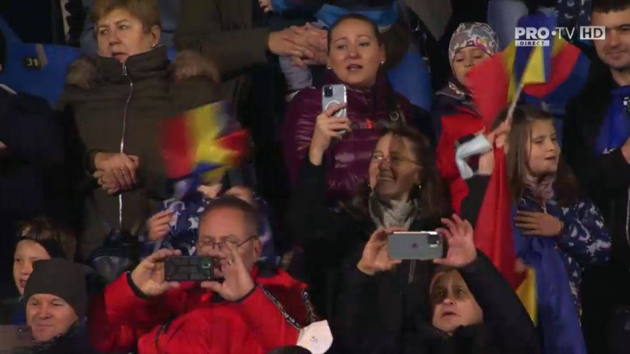 Atmosferă incredibilă pe stadionul din Vaduz. Peste 2000 de români au cântat cu sufletul la gură imnul național _10
