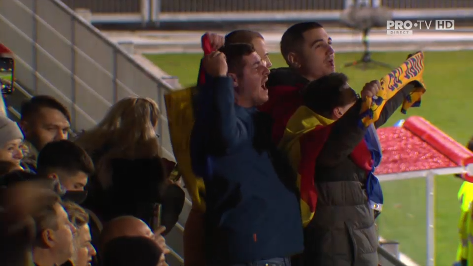 Atmosferă incredibilă pe stadionul din Vaduz. Peste 2000 de români au cântat cu sufletul la gură imnul național _11