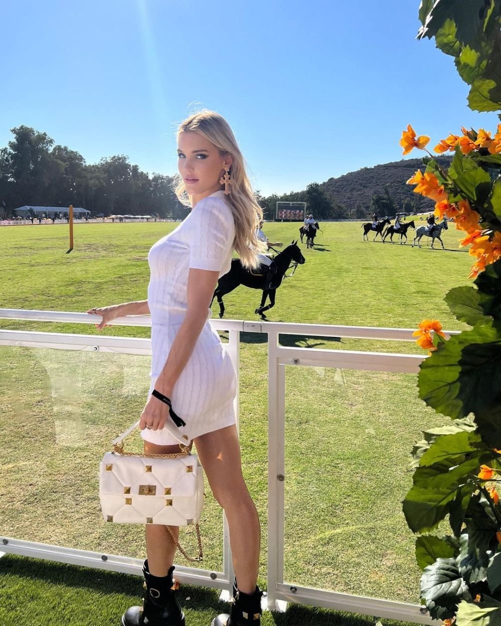 Apariție spectaculoasă la plajă pentru unul dintre cele mai sexy modele. Ipostaza în care a fost pozată _8