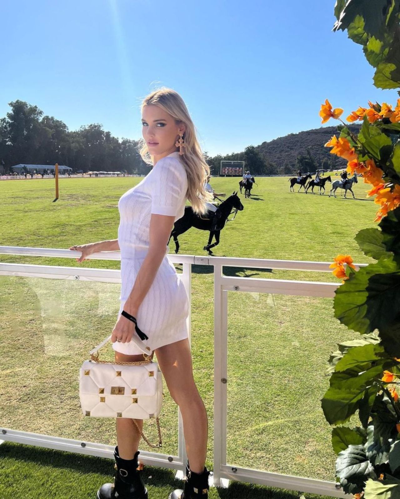 Apariție spectaculoasă la plajă pentru unul dintre cele mai sexy modele. Ipostaza în care a fost pozată _8