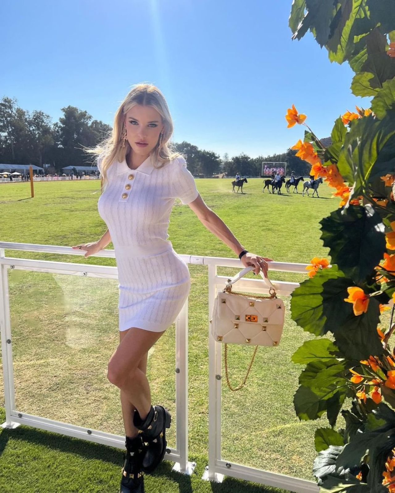 Apariție spectaculoasă la plajă pentru unul dintre cele mai sexy modele. Ipostaza în care a fost pozată _9