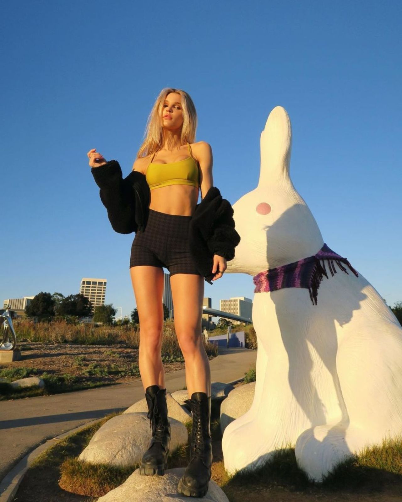 Apariție spectaculoasă la plajă pentru unul dintre cele mai sexy modele. Ipostaza în care a fost pozată _33