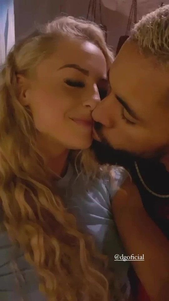 Starul brazilian al lui Aston Villa se iubește cu o superbă fotbalistă bisexuală de la același club_3
