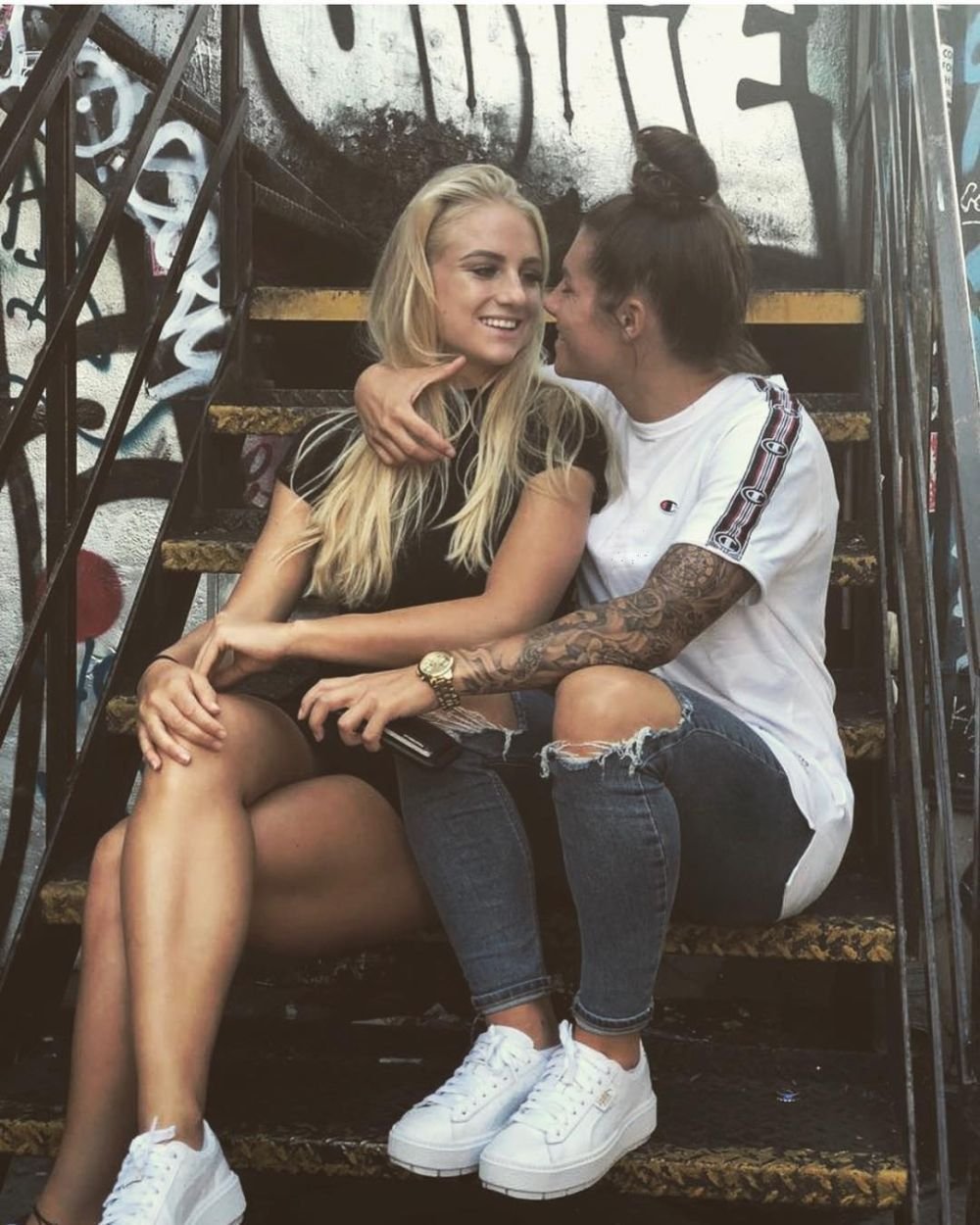 Starul brazilian al lui Aston Villa se iubește cu o superbă fotbalistă bisexuală de la același club_4