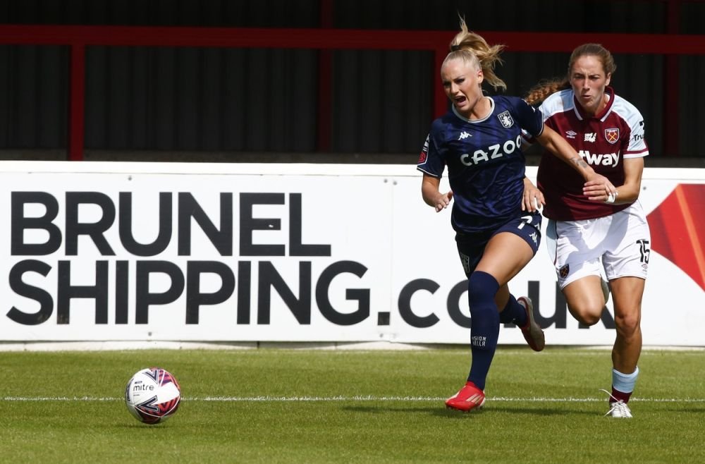 Starul brazilian al lui Aston Villa se iubește cu o superbă fotbalistă bisexuală de la același club_5