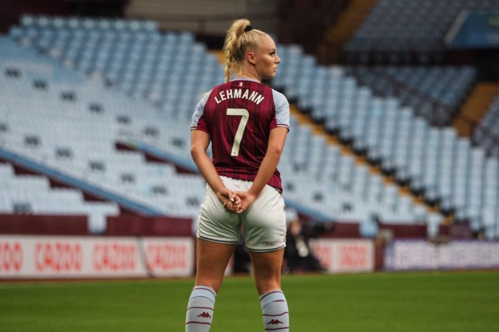 Starul brazilian al lui Aston Villa se iubește cu o superbă fotbalistă bisexuală de la același club_6