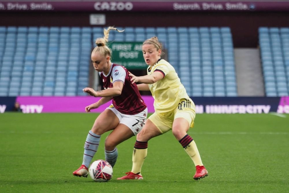 Starul brazilian al lui Aston Villa se iubește cu o superbă fotbalistă bisexuală de la același club_7