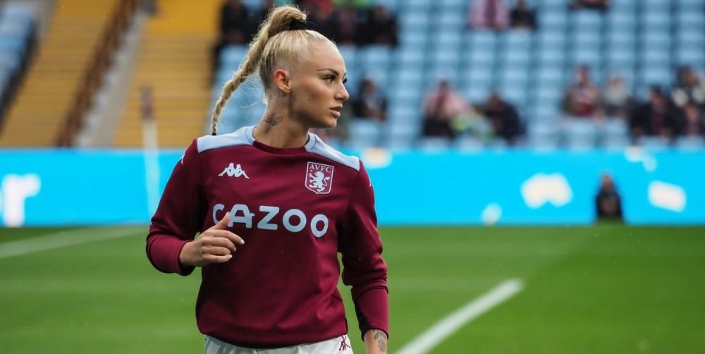 Starul brazilian al lui Aston Villa se iubește cu o superbă fotbalistă bisexuală de la același club_8