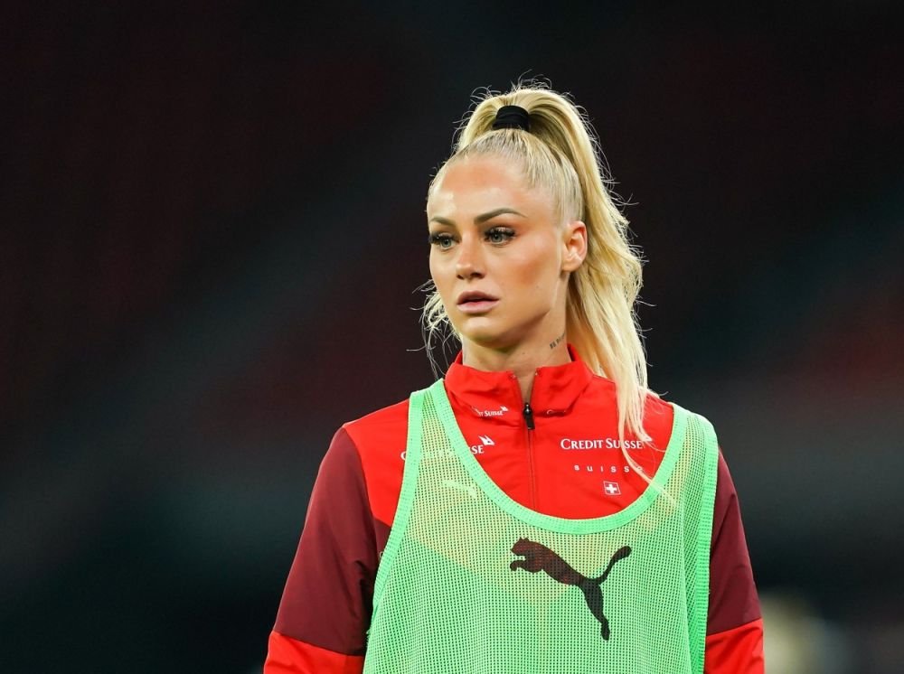 Starul brazilian al lui Aston Villa se iubește cu o superbă fotbalistă bisexuală de la același club_9