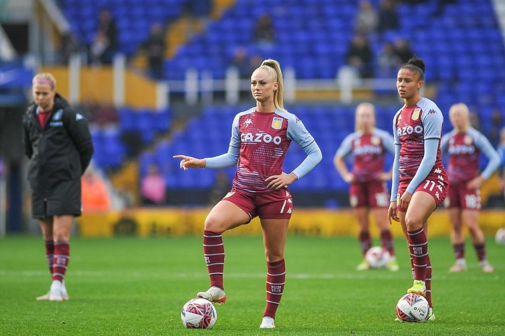 Starul brazilian al lui Aston Villa se iubește cu o superbă fotbalistă bisexuală de la același club_10