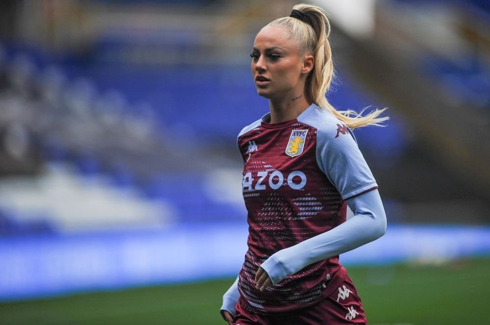Starul brazilian al lui Aston Villa se iubește cu o superbă fotbalistă bisexuală de la același club_11