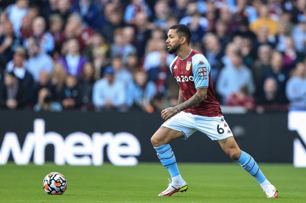 Starul brazilian al lui Aston Villa se iubește cu o superbă fotbalistă bisexuală de la același club_12