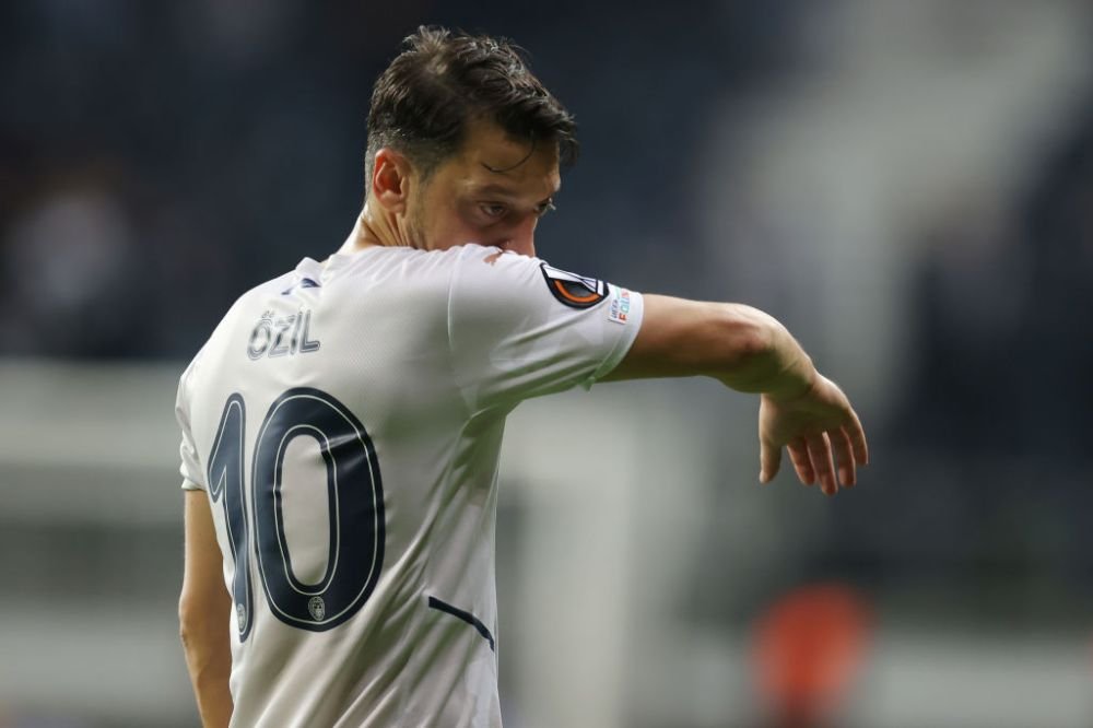 „Regele asisst-urilor” nu își mai revine! Mesut Ozil în conflict cu antrenorul de la Fenerbahce_4