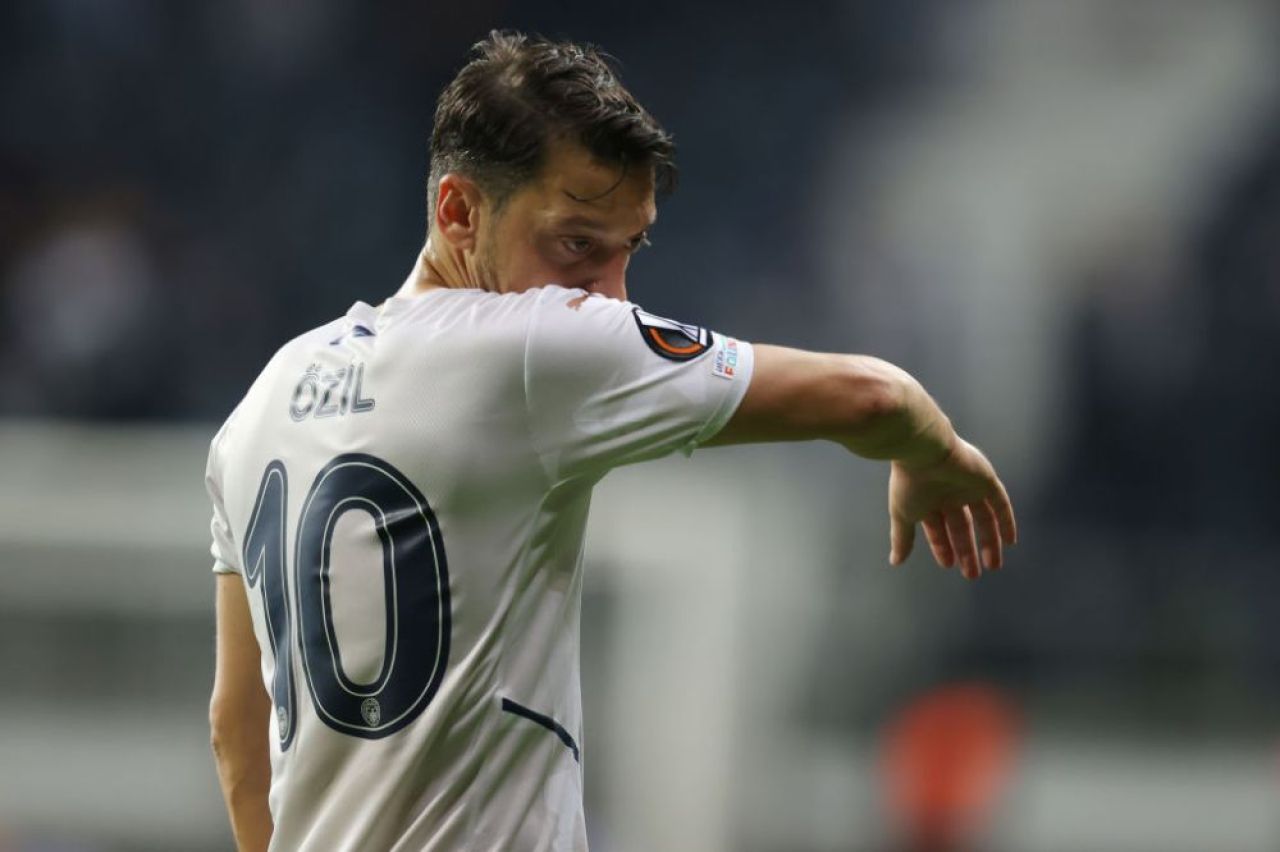 „Regele asisst-urilor” nu își mai revine! Mesut Ozil în conflict cu antrenorul de la Fenerbahce_4