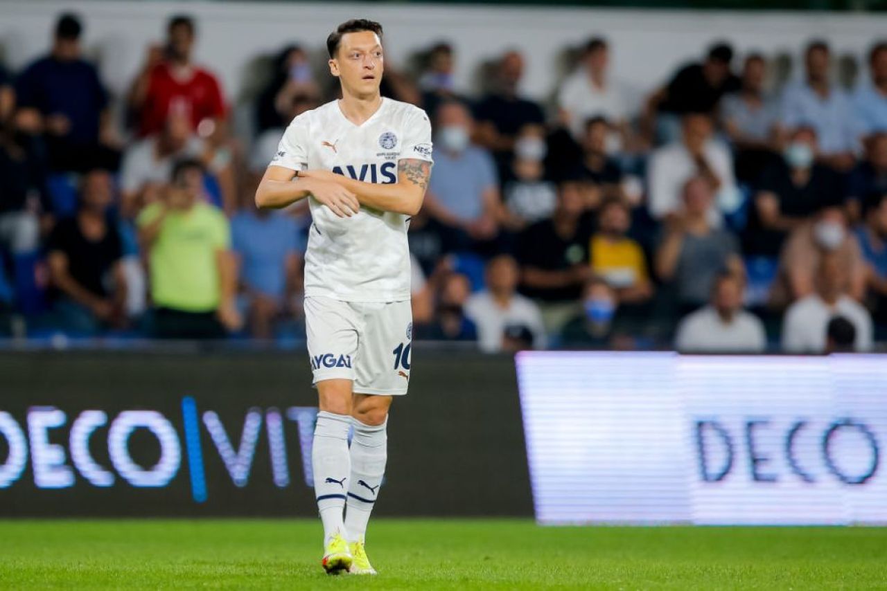 „Regele asisst-urilor” nu își mai revine! Mesut Ozil în conflict cu antrenorul de la Fenerbahce_5