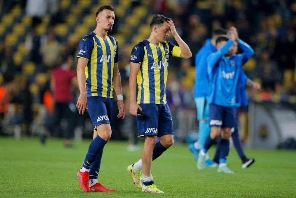 „Regele asisst-urilor” nu își mai revine! Mesut Ozil în conflict cu antrenorul de la Fenerbahce_8