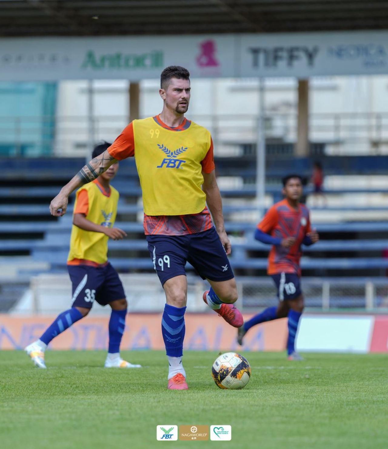 Un fotbalist cu cetățenie română înscrie pe bandă rulantă în... Cambodgia! A jucat în nouă țări, dar niciodată în România_5