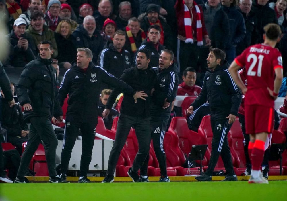 Klopp și Arteta, la un pas de bătaie pe marginea terenului. Au intervenit forțele de ordine să-i despartă_2
