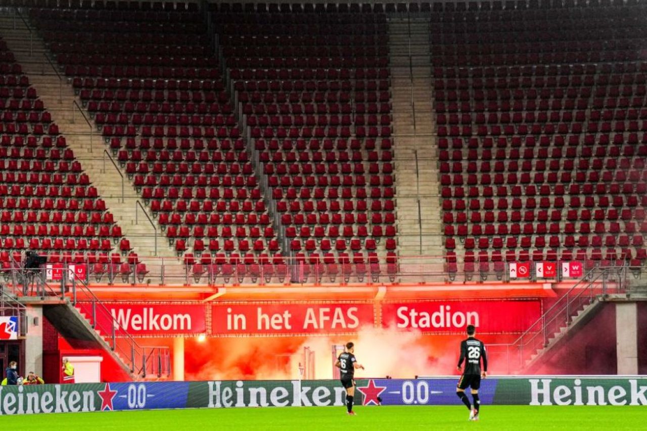 Scene incredibile în Olanda! Ultrașii au intrat în stadion la meciul lui Alkmaar, după ce stadioanele s-au închis din cauza COVID-19 _2