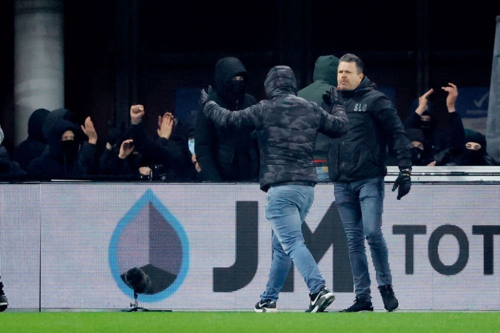 Scene incredibile în Olanda! Ultrașii au intrat în stadion la meciul lui Alkmaar, după ce stadioanele s-au închis din cauza COVID-19 _3