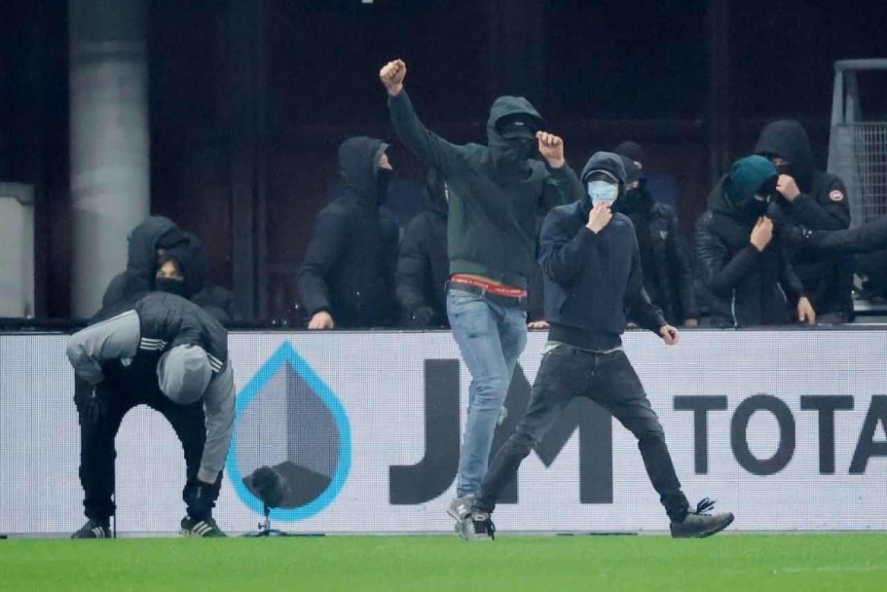 Scene incredibile în Olanda! Ultrașii au intrat în stadion la meciul lui Alkmaar, după ce stadioanele s-au închis din cauza COVID-19 _4