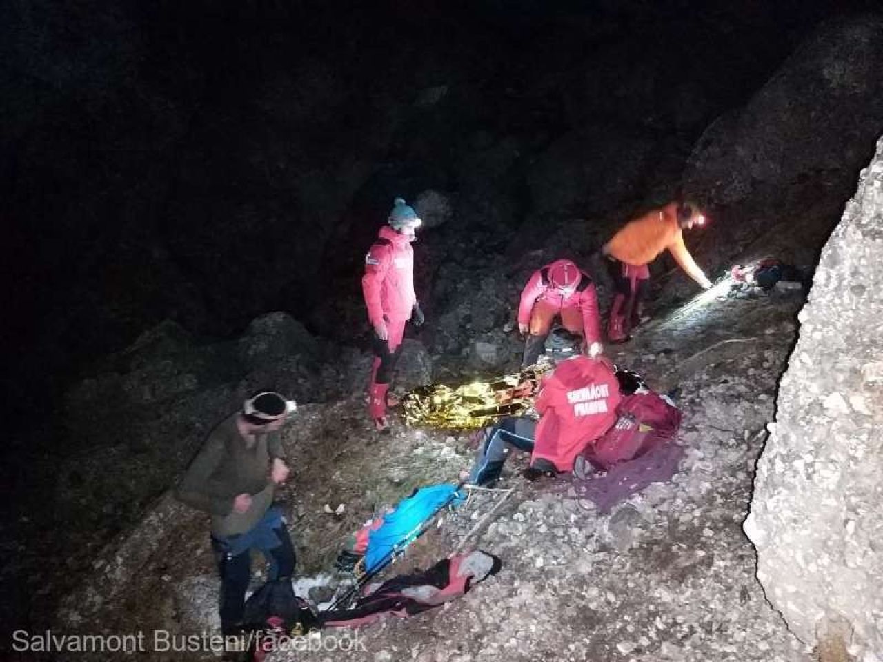 A căzut câțiva metri în gol în timpul cățărării pe munte! În ce stare au găsit-o salvatorii_3