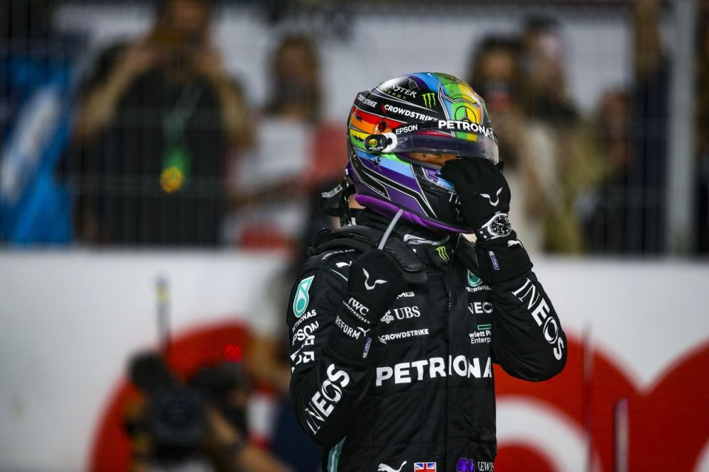 Lewis Hamilton a gonit spre primul loc &icirc;n Marele Premiu al Qatarului. Locul ocupat de Max Verstappen