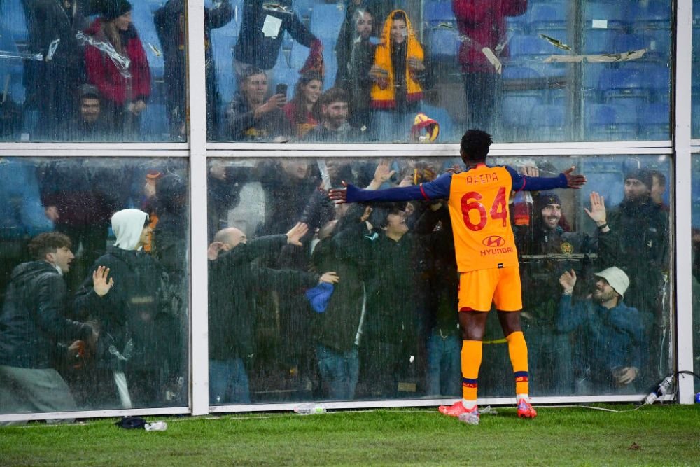 Mourinho a descoperit o nouă 'perlă' la AS Roma! „The Special One” one s-a ținut de cuvânt și i-a adus cadoul la antrenament_3