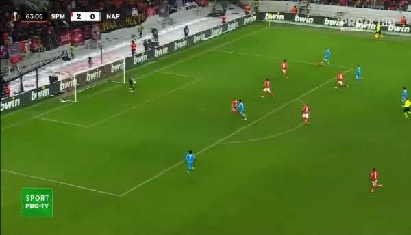 Minutul 64: GOOOL Napoli! Elmas este lăsat liber în careu, reia cu capul din șase metri și reduce din diferență