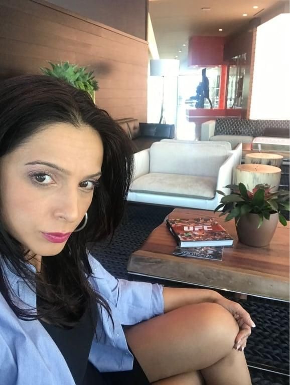 Simona Marian e românca alături de președintele UFC, Dana White. Galele sunt LIVE pe Pro X și VOYO_3