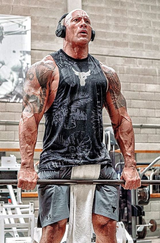 Gestul impresionant făcut de Dwayne Johnson pentru un veteran de război. I-a făcut un cadou impresionant de sărbători_5