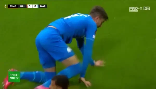 Minutul 30: GOOOL Galatasaray! Cicâldău face show la Istanbul! Românul încearcă să trimită în mijloc către un coechipier, mingea lovește un adversar și intră în poartă.