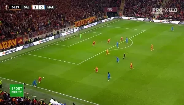 Minutul 36: Cicâldău s-a ales cu un cartonaș galben, în urma unui scandal cu un jucător de la Marseille.