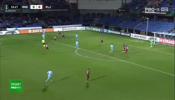 Ankersen &icirc;l &icirc;ncearcă pe Bălgrădean cu un șut din &icirc;ntoarcere, dar portarul rom&acirc;n este la post.