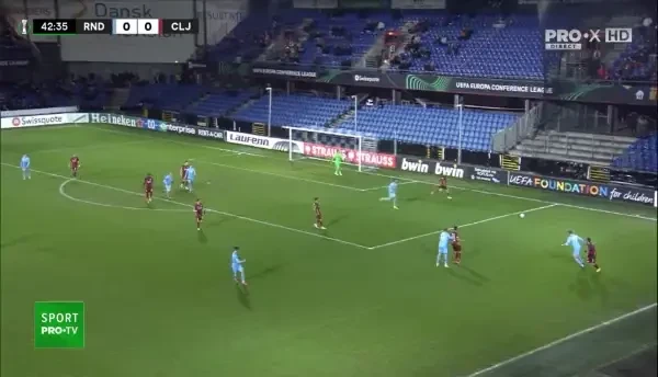 Același Ankersen &icirc;l &icirc;ntinde pe Bălgrădean cu un șut cu interiorul la colțul lung.