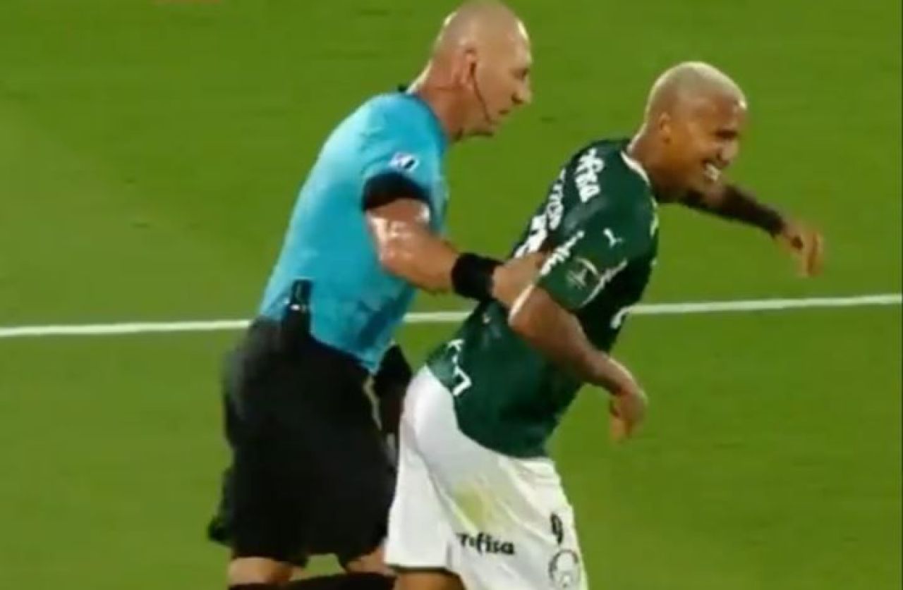 Imaginile care fac înconjurul lumii! Simulare rușinoasă a unui star de la Palmeiras, după un contact cu arbitrul_2