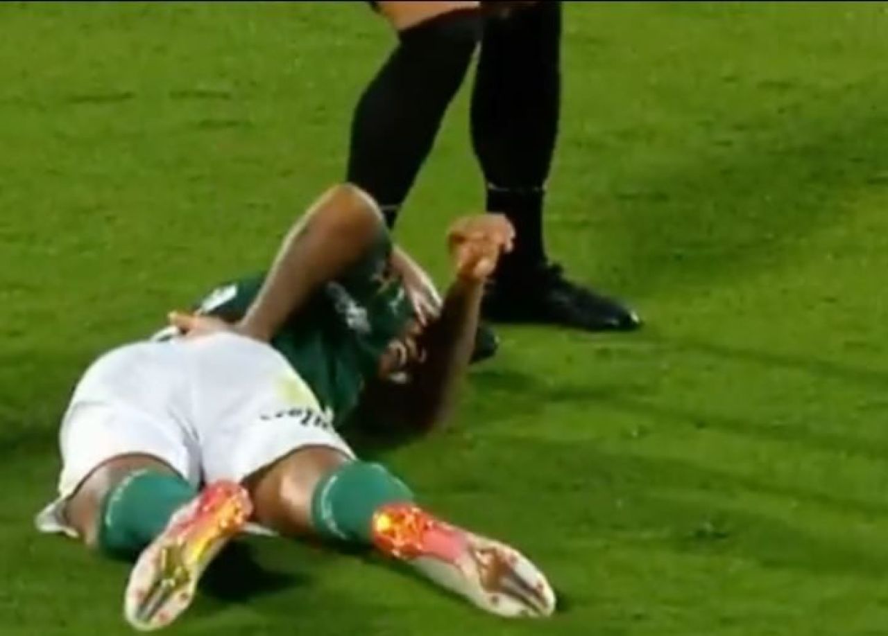 Imaginile care fac înconjurul lumii! Simulare rușinoasă a unui star de la Palmeiras, după un contact cu arbitrul_4