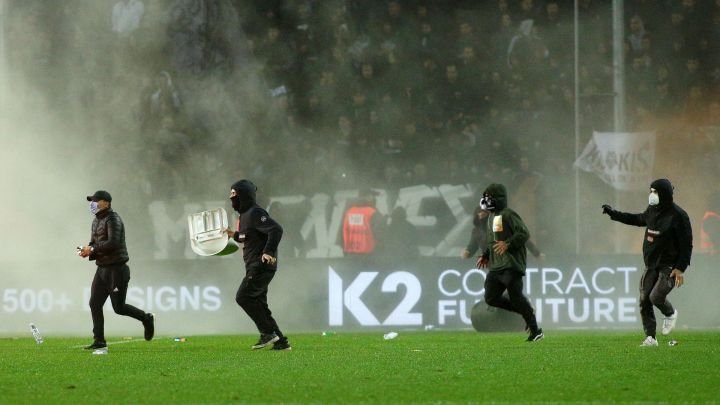 Incidente grave în meciul lui Răzvan Lucescu! Derby-ul PAOK - Aris, oprit după ce suporterii au invadat terenul_5