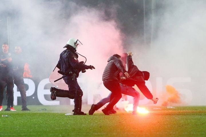 Incidente grave în meciul lui Răzvan Lucescu! Derby-ul PAOK - Aris, oprit după ce suporterii au invadat terenul_6