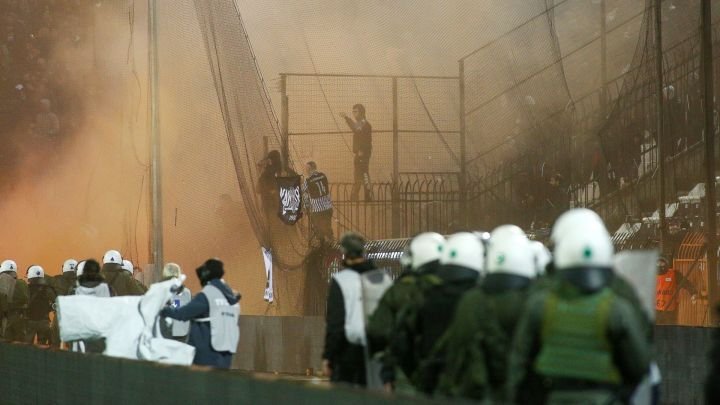 Incidente grave în meciul lui Răzvan Lucescu! Derby-ul PAOK - Aris, oprit după ce suporterii au invadat terenul_9