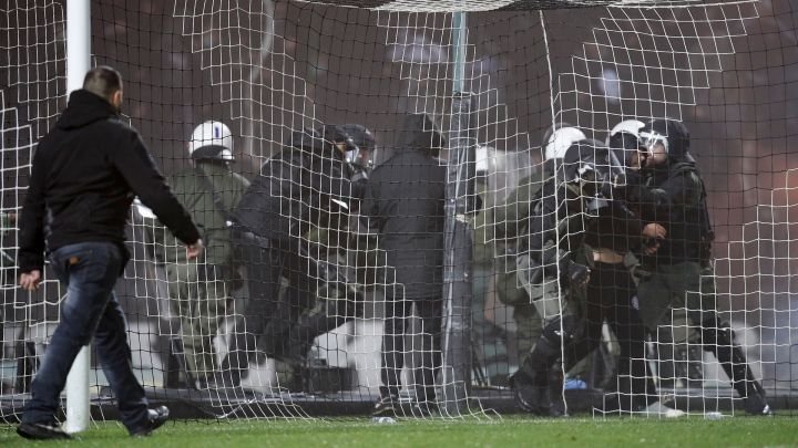 Incidente grave în meciul lui Răzvan Lucescu! Derby-ul PAOK - Aris, oprit după ce suporterii au invadat terenul_10