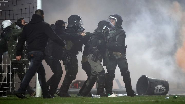 Incidente grave în meciul lui Răzvan Lucescu! Derby-ul PAOK - Aris, oprit după ce suporterii au invadat terenul_13