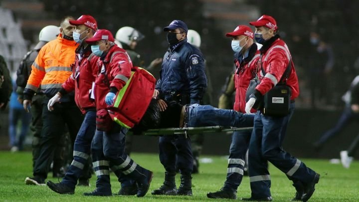 Incidente grave în meciul lui Răzvan Lucescu! Derby-ul PAOK - Aris, oprit după ce suporterii au invadat terenul_16