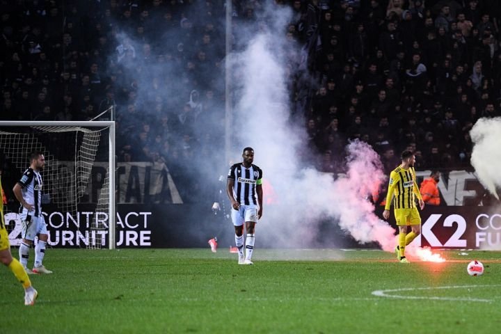 Incidente grave în meciul lui Răzvan Lucescu! Derby-ul PAOK - Aris, oprit după ce suporterii au invadat terenul_20