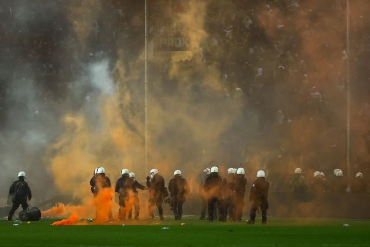 Incidente grave în meciul lui Răzvan Lucescu! Derby-ul PAOK - Aris, oprit după ce suporterii au invadat terenul_21