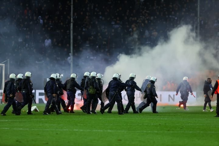 Incidente grave în meciul lui Răzvan Lucescu! Derby-ul PAOK - Aris, oprit după ce suporterii au invadat terenul_28