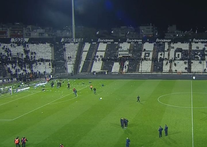 Incidente grave în meciul lui Răzvan Lucescu! Derby-ul PAOK - Aris, oprit după ce suporterii au invadat terenul_30