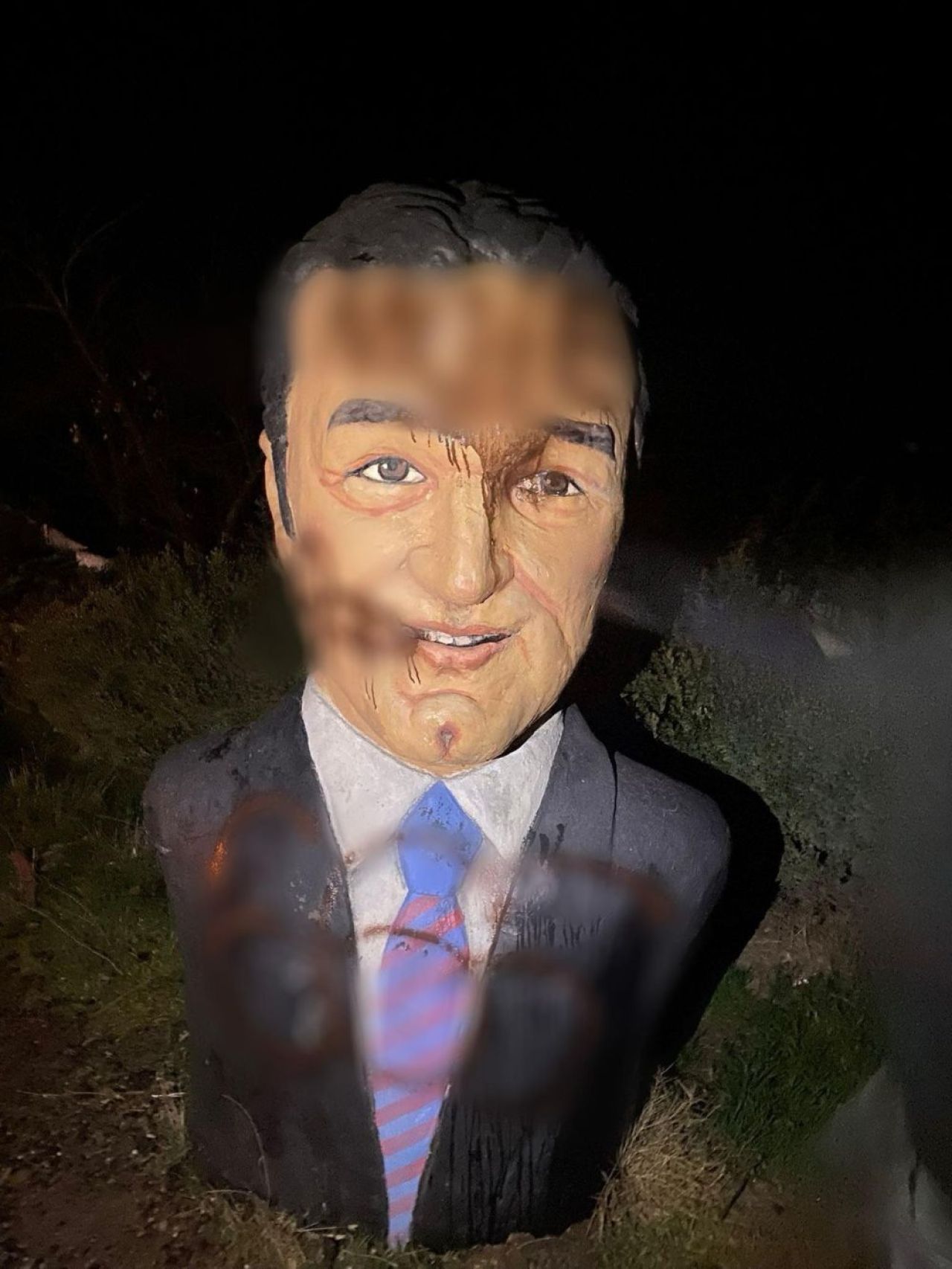 Fanii FCSB continuă scandalul cu Becali! Statuia patronului, vandalizată de huligani _1