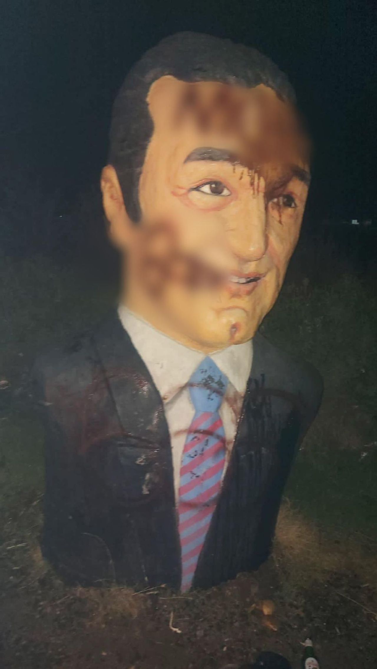 Fanii FCSB continuă scandalul cu Becali! Statuia patronului, vandalizată de huligani _2